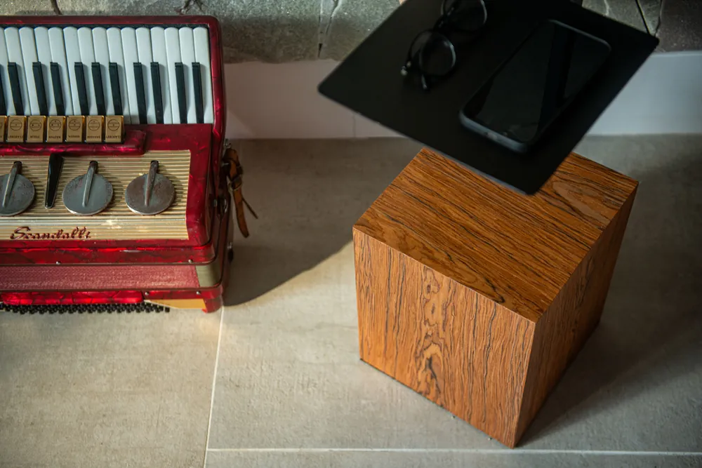Cubo de madeira maciça da CRIA