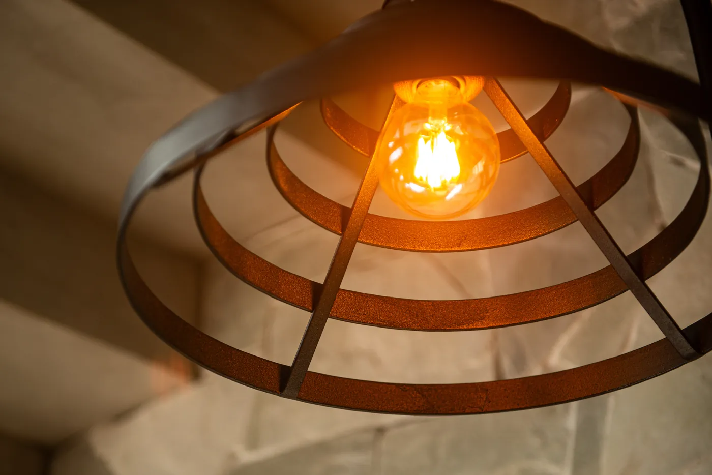 Luminária autoral da CRIA acesa
